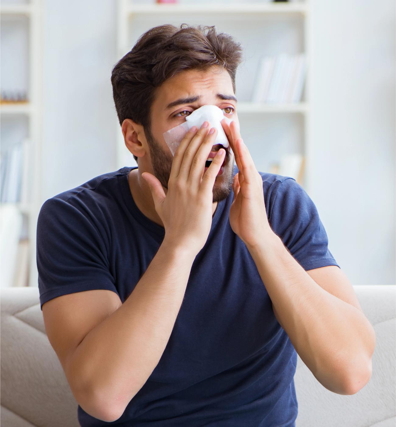 nez-casse-premiers-soins Jeune homme en convalescence à domicile après une rhinoplastie